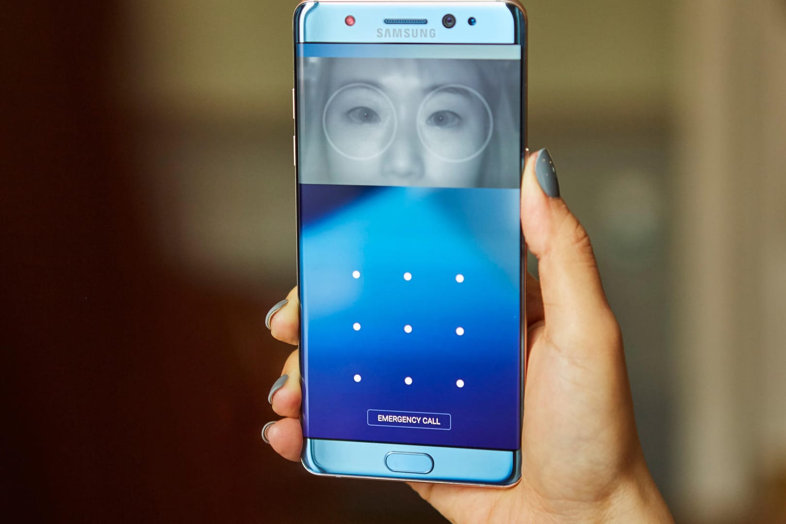 Ein Handy mit Iris-Scanner: Damit lässt sich das Handy relativ sicher sperren.