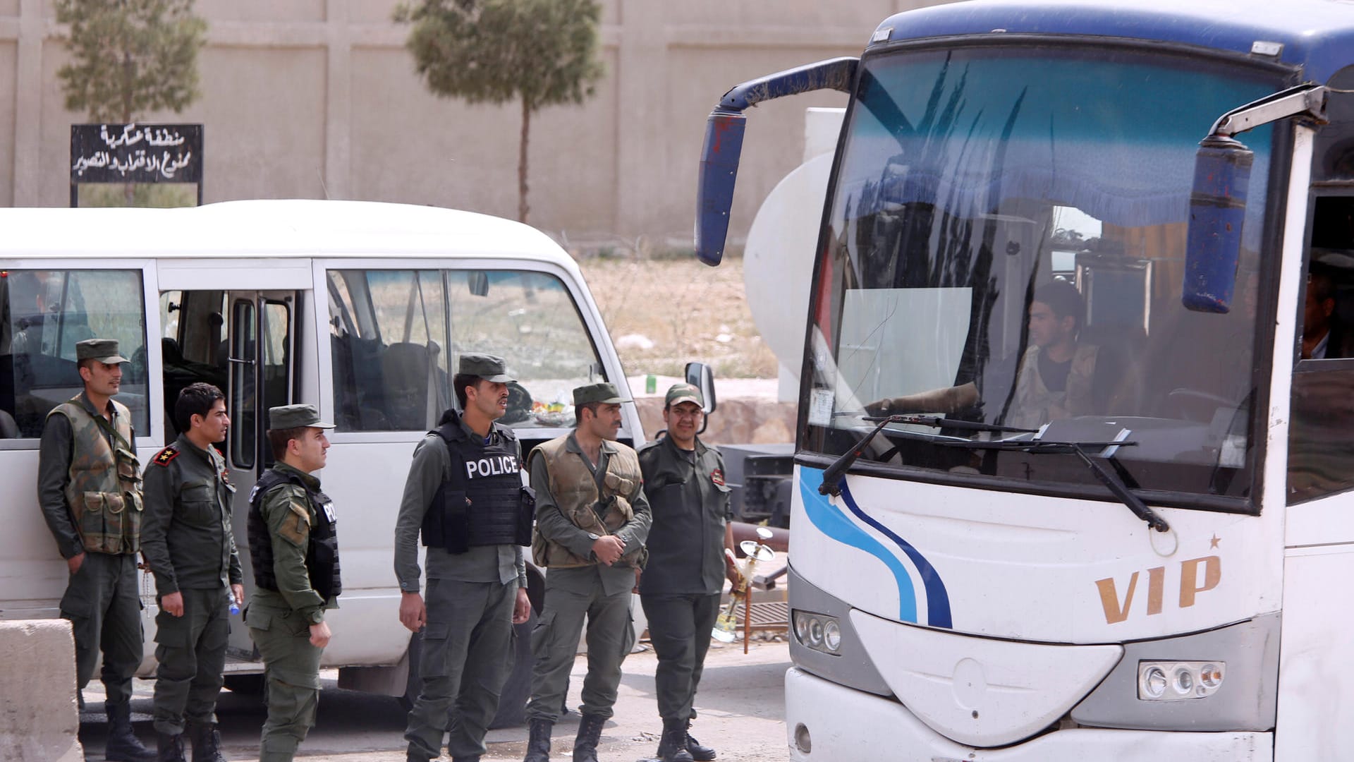 Soldaten der Syrischen Armee: Assads Streitkräften sollen am Samstag Duma eingenommen haben. Soldaten der Syrischen Armee: Assads Streitkräften sollen am Samstag Duma eingenommen haben.