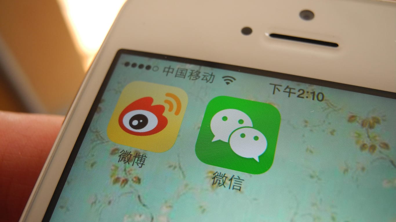Die App des Kurznachrichtendienst Weibo (links im Bild): Neue Richtlinien des Unternehmens sehen vor, dass keine "homosexuellen Inhalte" mehr erlaubt sind.