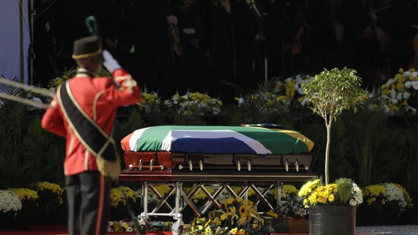 Der Sarg der verstorbenen Anti-Apartheidskämpferin ist mit der Nationalflagge bedeckt.