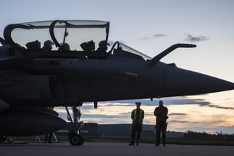 Ein französisches Kampfflugzeug vor dem Einsatz in Syrien: Frankreich, Großbritannien und die USA haben drei Ziele angegriffen.