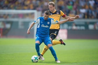 Dynamo Dresden - Holstein Kiel: Kiels Tom Weilandt (vorn) im Zweikampf mit Dynamos Marco Hartmann.