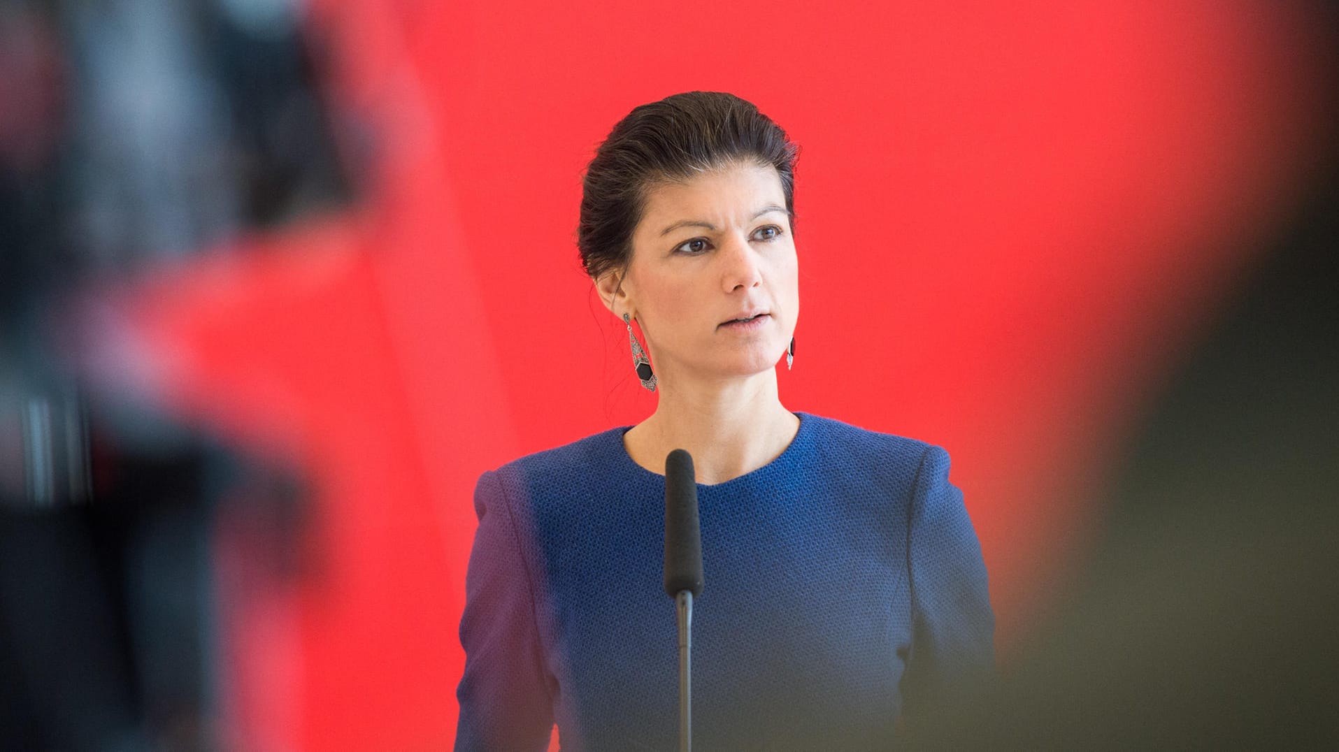 Deutliche Worte von Sahra Wagenknecht: Die Fraktionsvorsitzende der Linkspartei wirft den USA, Großbritannien und Frankreich vor, gegen das Völkerrecht zu verstoßen.