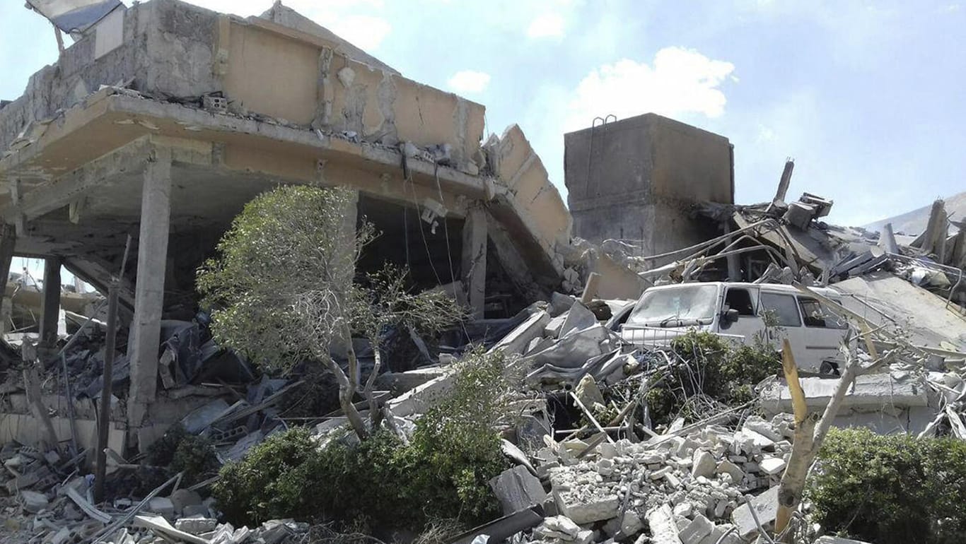 Die Trümmer eines Forschungszentrums im syrischen Barsah: Die Einrichtung wurde bei dem US-geführten Angriff stark beschädigt.
