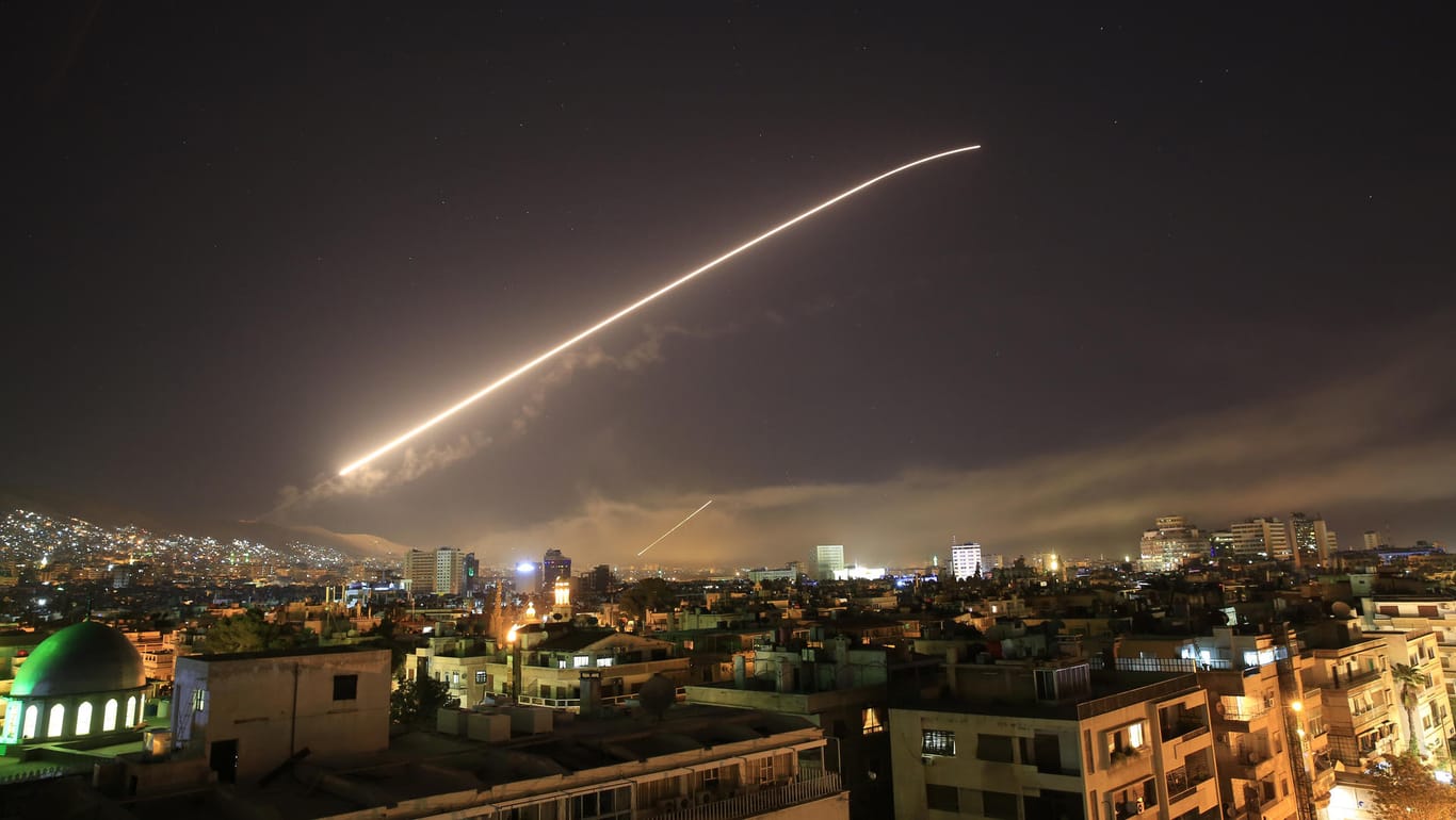Ein Leuchtstreifen am Himmel über Damaskus: Die USA, Frankreich und Großbritannien haben in der Nacht zu Samstag einen Militärschlag gegen Syrien ausgeführt.