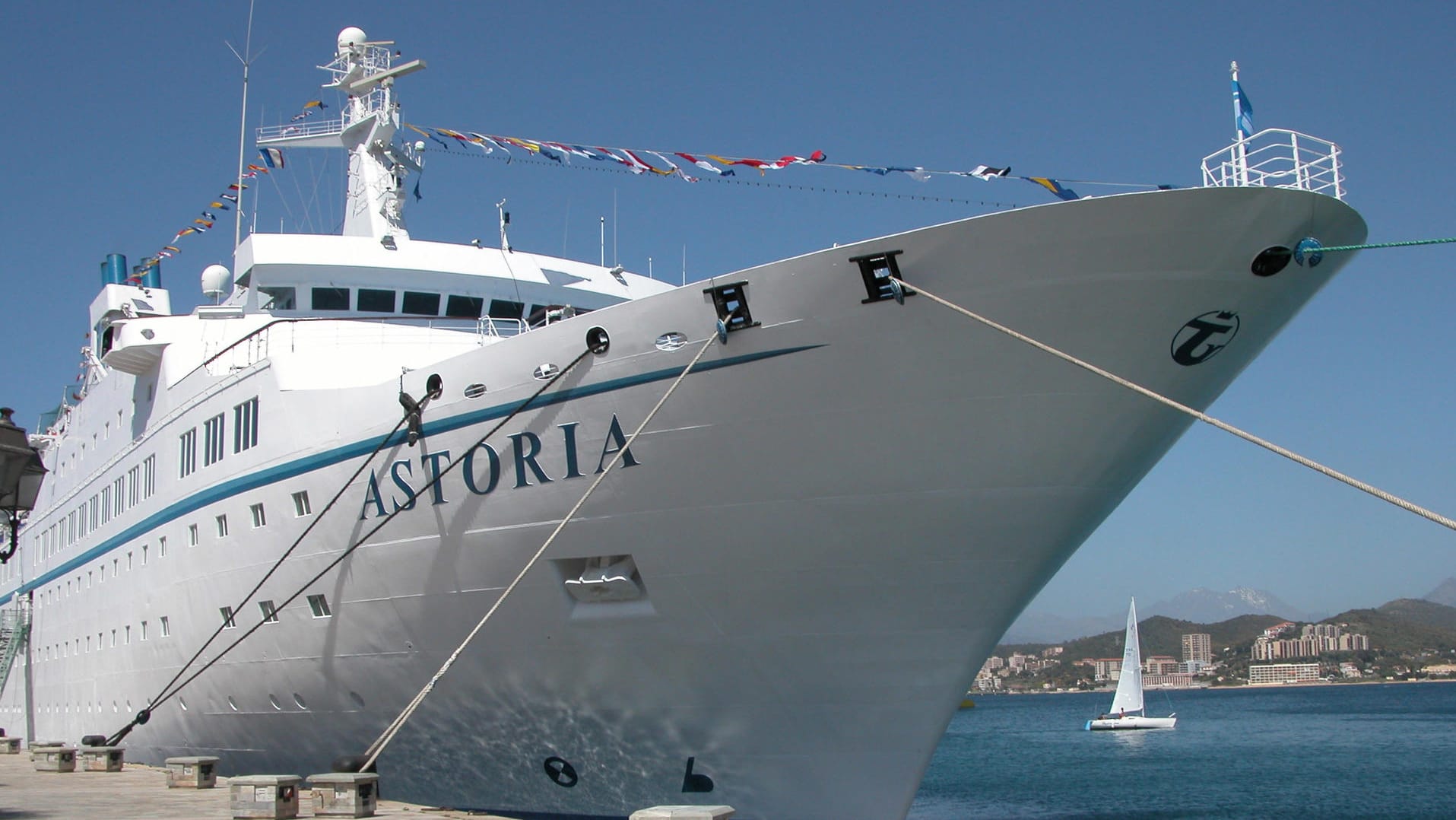 Kreuzfahrtschiff MS "Astoria": In Wismar hat die "MS Astoria" die Kreuzfahrtsaison eingeläutet.