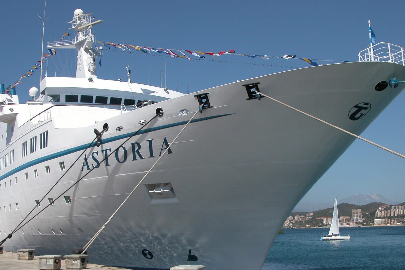 Kreuzfahrtschiff MS "Astoria": In Wismar hat die "MS Astoria" die Kreuzfahrtsaison eingeläutet.