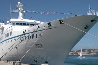 Kreuzfahrtschiff MS "Astoria": In Wismar hat die "MS Astoria" die Kreuzfahrtsaison eingeläutet.