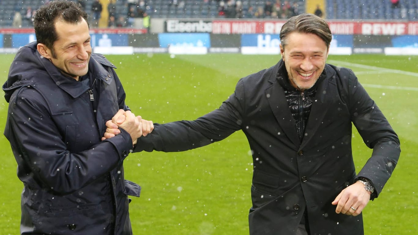 Klatsch ab: Bayern-Sportdirektor Hasan Salihamidzic (l.) und Noch-Eintracht-Trainer Niko Kovac kennen sich noch aus der ihrer Zeit als Spieler und verstehen sich gut.