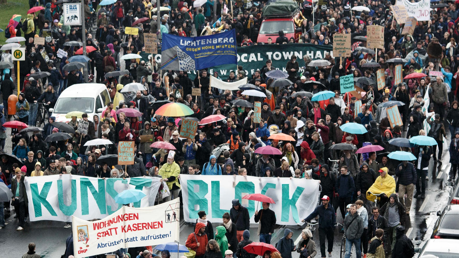 Protest gegen steigende Mieten: Rund 13.000 Menschen zogen am Samstag in Berlin vom Potsdamer Platz in den Stadtteil Kreuzberg.