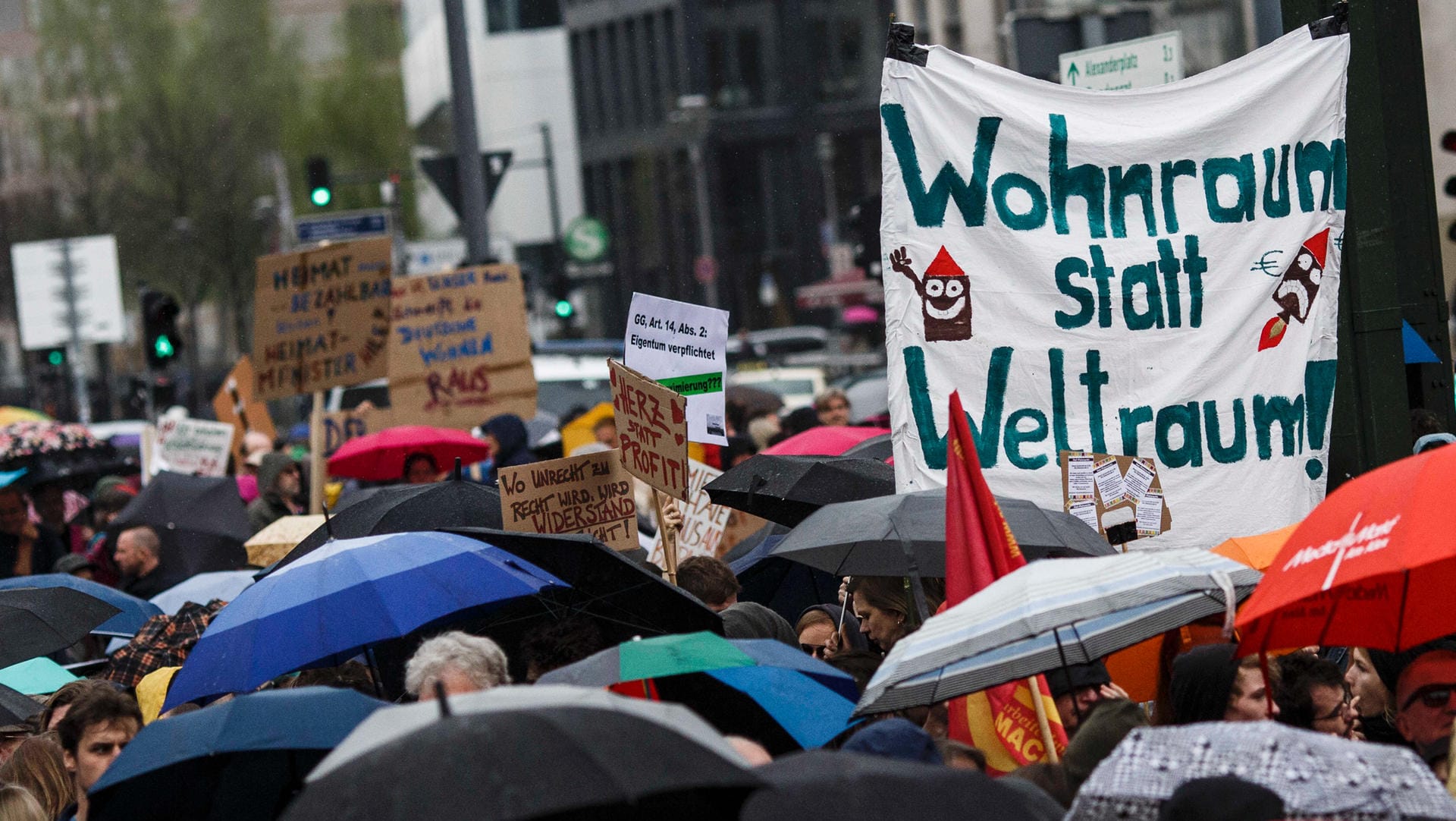 "Wohnraum statt Weltraum!": 254 Initiativen und Organisationen hatten zu der Großdemonstration aufgerufen.