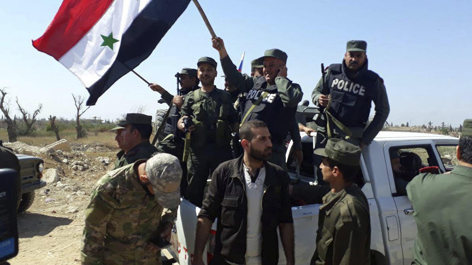Syrische Polizisten auf dem Weg nach Duma in der Region Ost-Ghuta: Das Foto hat die syrische Nachrichtenagentur Sana zur Verfügung gestellt.