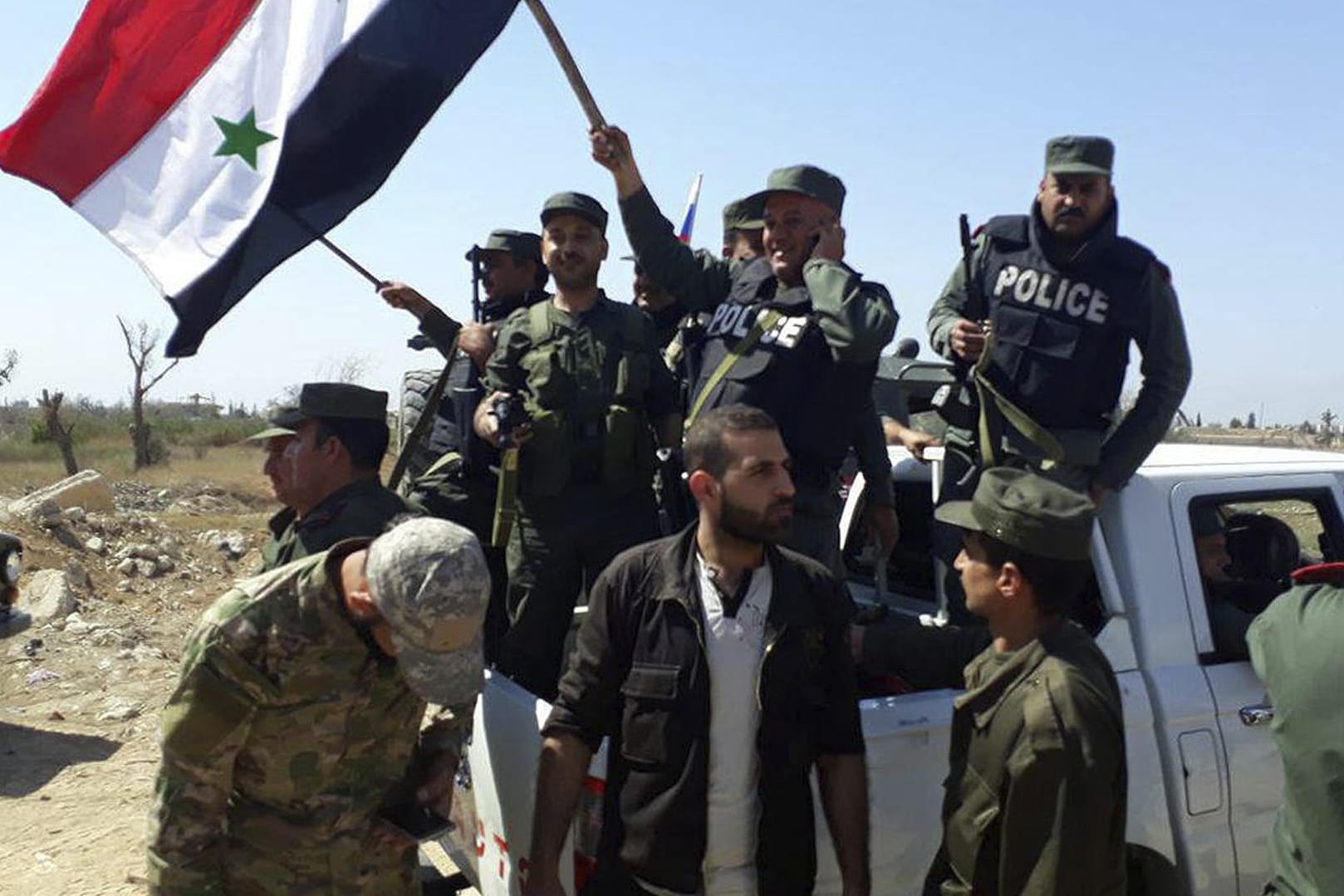 Syrische Polizisten auf dem Weg nach Duma in der Region Ost-Ghuta: Das Foto hat die syrische Nachrichtenagentur Sana zur Verfügung gestellt.