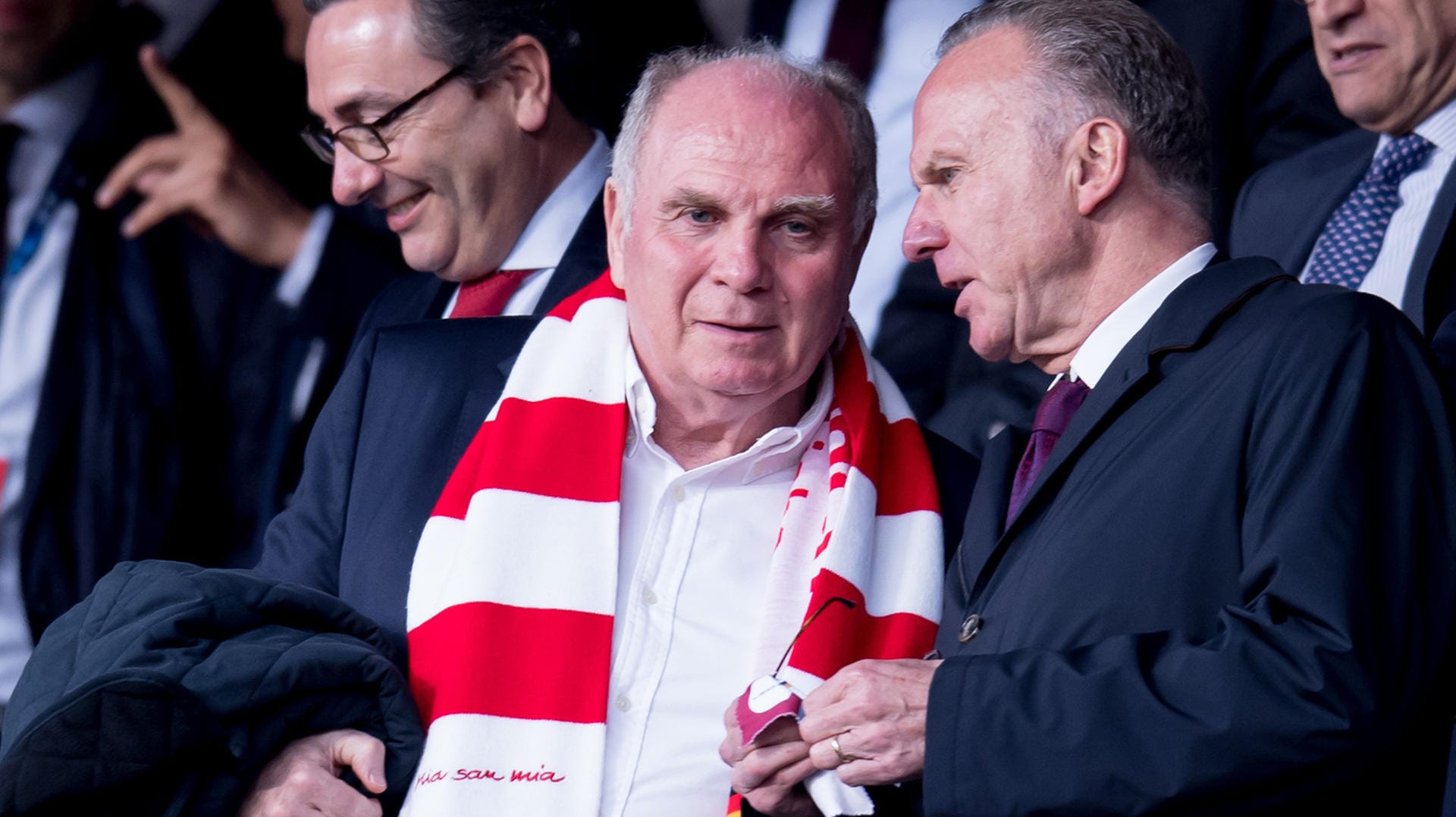 Hoeneß (li.) auf der Tribüne im Gespräch mit Vorstandschef Rummenigge.