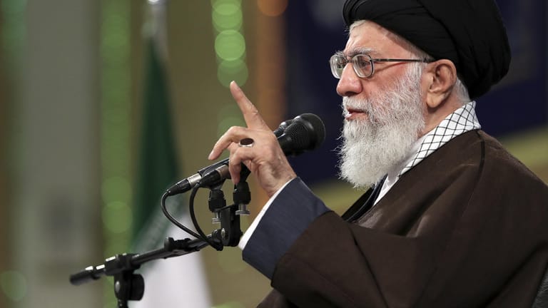 Ali Chamenei, oberster Führer des Iran: Bislang ist unklar, wer hinter dem mutmaßlichen Angriff auf die iranische Basis in Syrien steht.