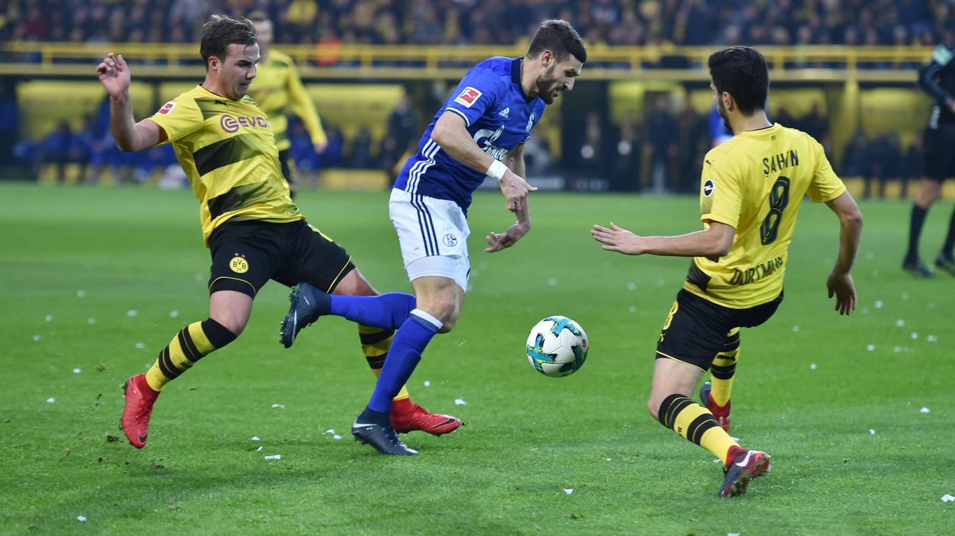Szene aus der Hinrunde: Schalkes Caligiuri (m.) gegen Dortmunds Götze (li.) und Sahin.