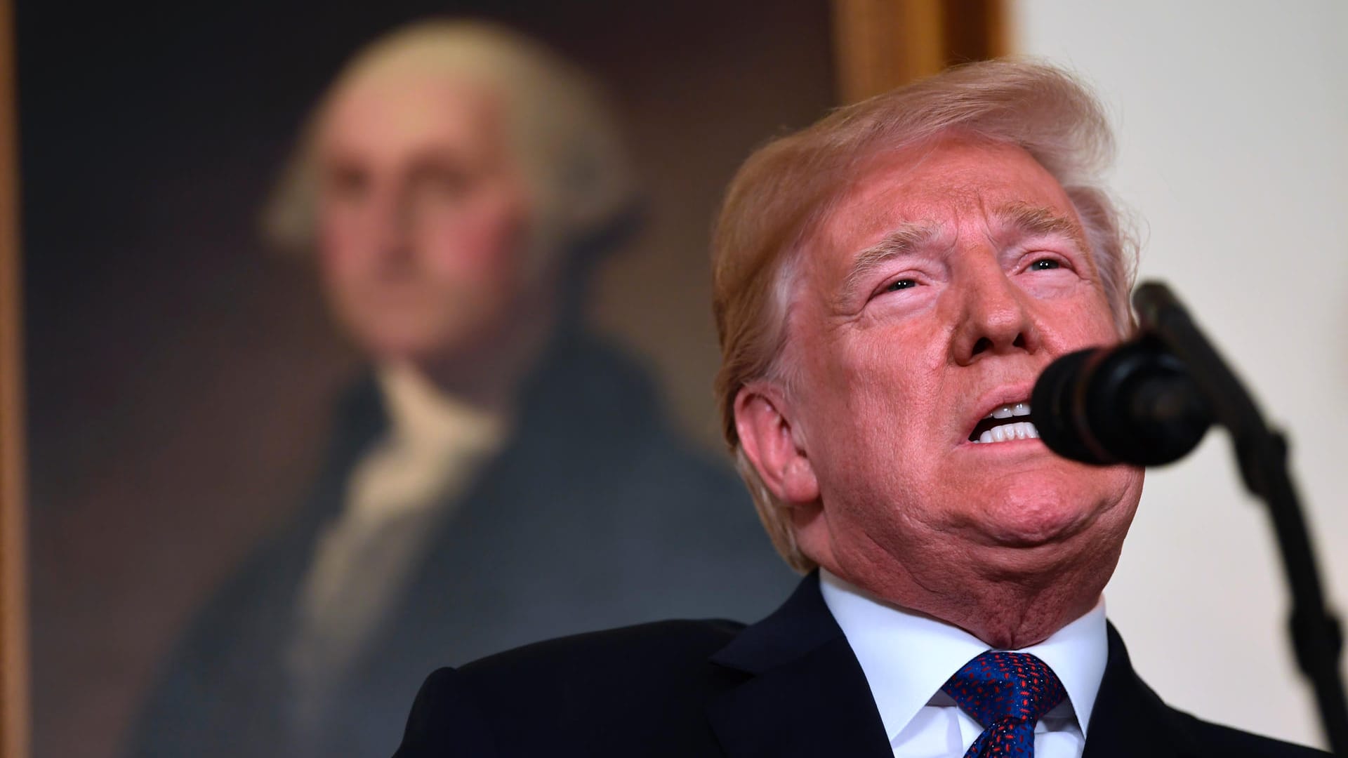Donald Trump bei der Verkündung der Angriffe gegen Syrien: Die Militäraktion kommt beim Volk gut an. Donald Trump bei der Verkündung der Angriffe gegen Syrien: Die Militäraktion kommt beim Volk gut an.