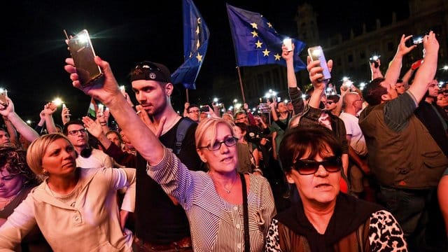 Der Protest richtete sich gegen die rechtskonservative Regierungspartei Fidesz und Premier Viktor Orban. Der Protest richtete sich gegen die rechtskonservative Regierungspartei Fidesz und Premier Viktor Orban.