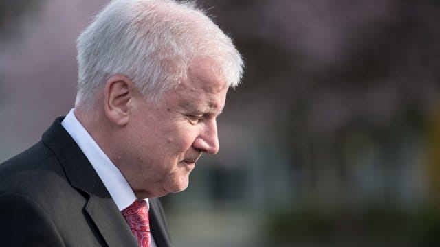 Der neue Innenminister Seehofer hatte seinen ersten Auftritt bei den Tarifverhandlungen im öffentlichen Dienst. Der neue Innenminister Seehofer hatte seinen ersten Auftritt bei den Tarifverhandlungen im öffentlichen Dienst.
