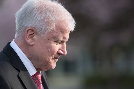 Der neue Innenminister Seehofer hatte seinen ersten Auftritt bei den Tarifverhandlungen im öffentlichen Dienst.