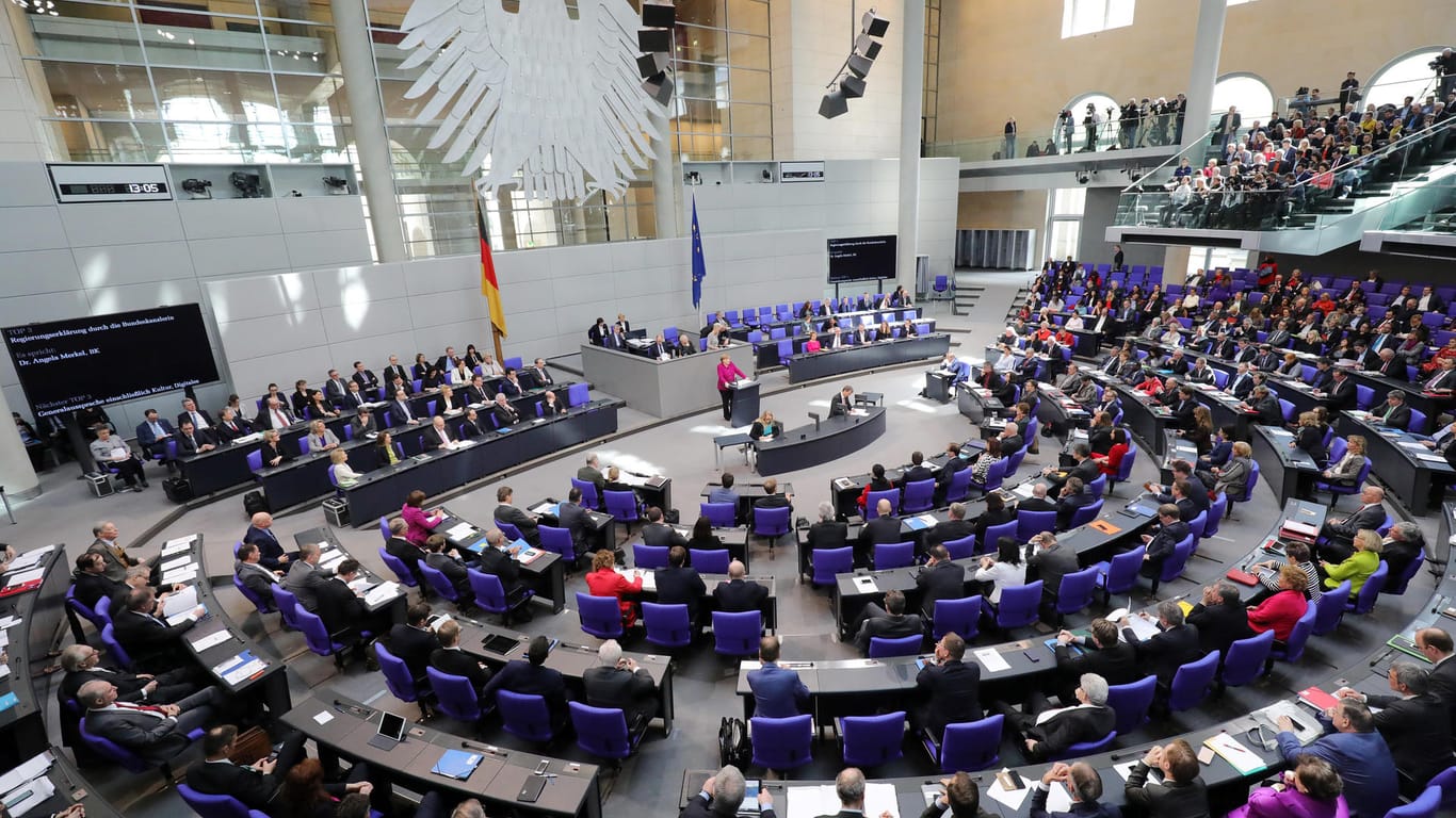Angela Merkel (CDU) gibt im Bundestag eine Regierungserklärung ab. Geht es nach den Plänen der Linke, soll die Bundeskanzlerin künftig viermal im Jahr Rede und Antwort stehen.