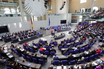 Angela Merkel (CDU) gibt im Bundestag eine Regierungserklärung ab. Geht es nach den Plänen der Linke, soll die Bundeskanzlerin künftig viermal im Jahr Rede und Antwort stehen.