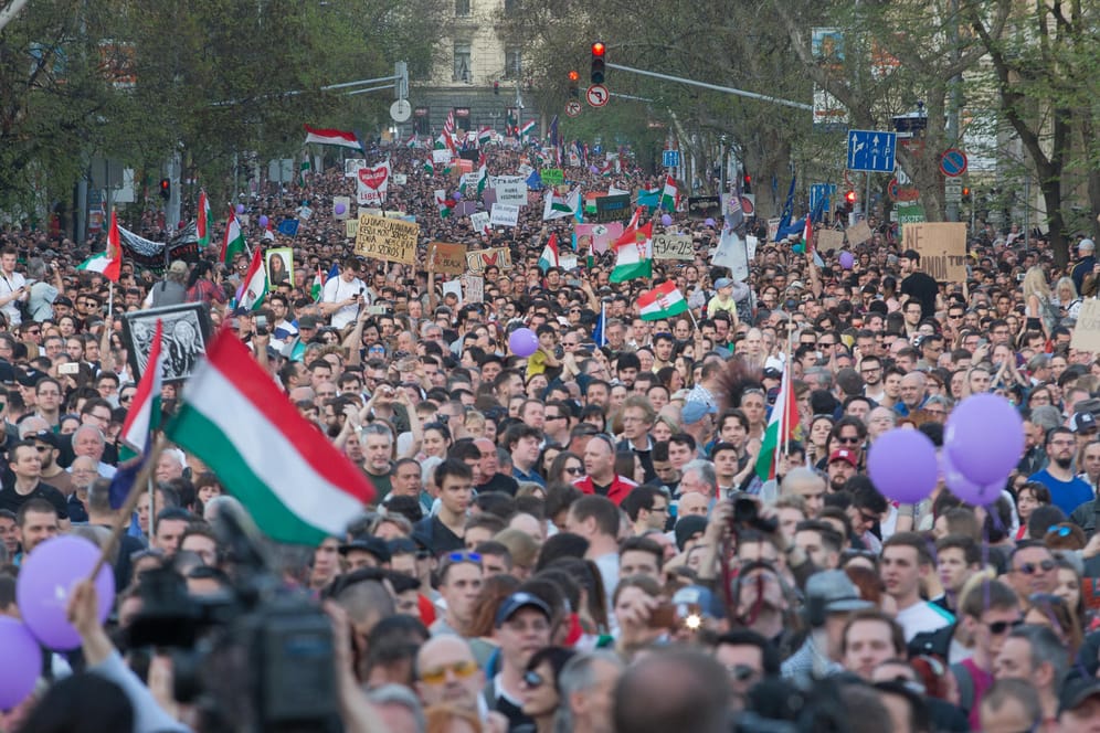 Demonstration in Budapest für Demokratie: Unter dem Motto «Wir sind die Mehrheit» verlangten die Teilnehmer eine Neuauszählung der Stimmen bei der Parlamentswahl am 8. April, eine Änderung des Wahlrechts und die Sicherung der Pressefreiheit.