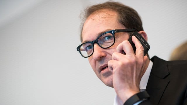 Alexander Dobrindt: "Bei abgelehnten Asylbewerbern sollten wir stärker auf Sachleistungen umstellen. Alexander Dobrindt: "Bei abgelehnten Asylbewerbern sollten wir stärker auf Sachleistungen umstellen.