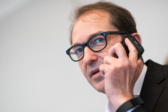 Alexander Dobrindt: "Bei abgelehnten Asylbewerbern sollten wir stärker auf Sachleistungen umstellen.