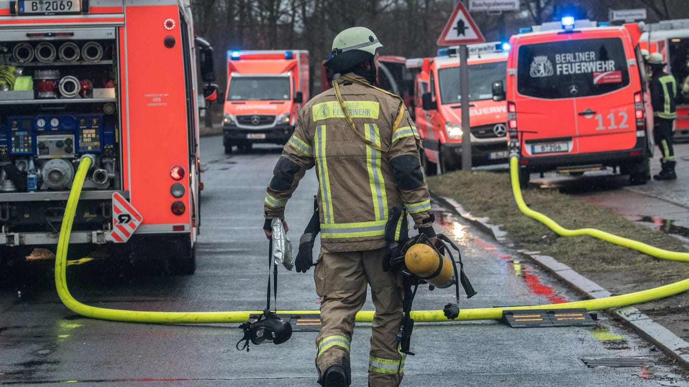 Feuerwehrleute im Einsatz (Symbolbild): In Hennef entstand beim Brand einer Gesamtschule ein Millionenschaden.