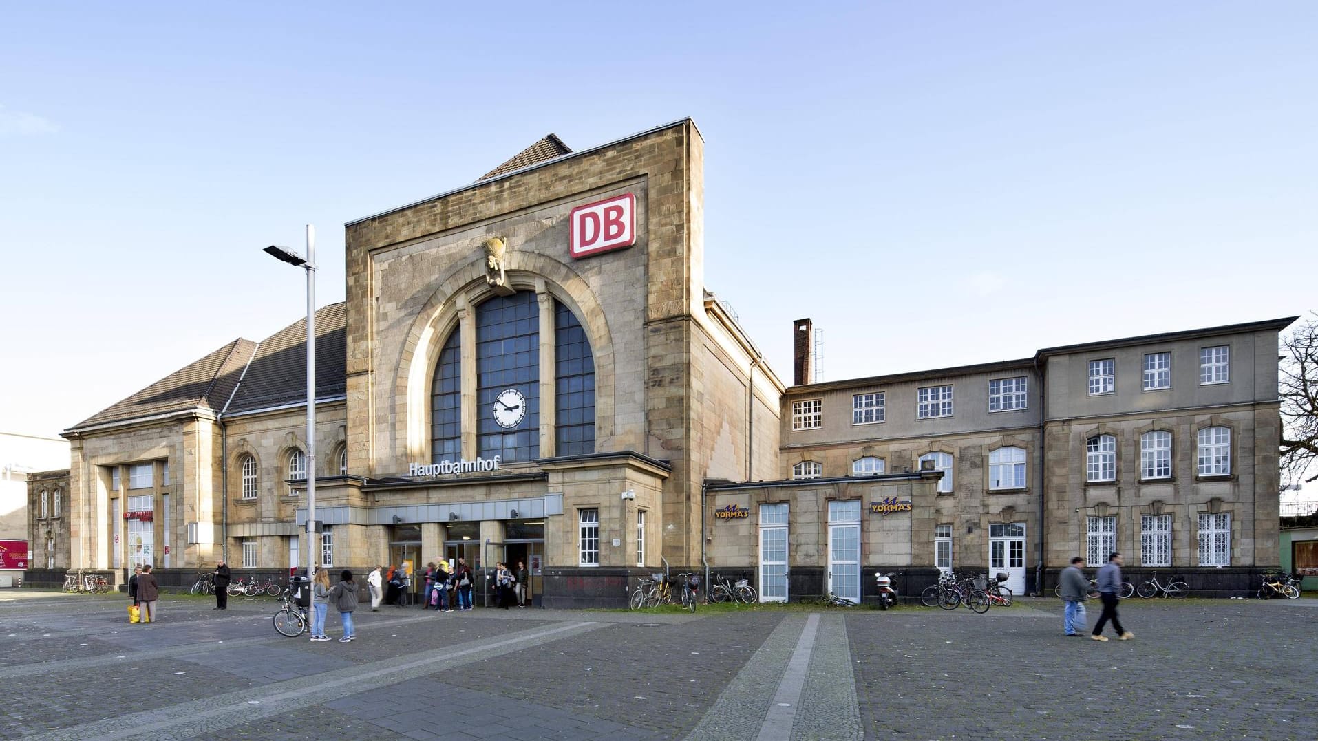 Der Hauptbahnhof in Mönchengladbach: Nachdem der Sonderzug aus München eintraf, durchsuchten Polizeibeamten die Waggons.