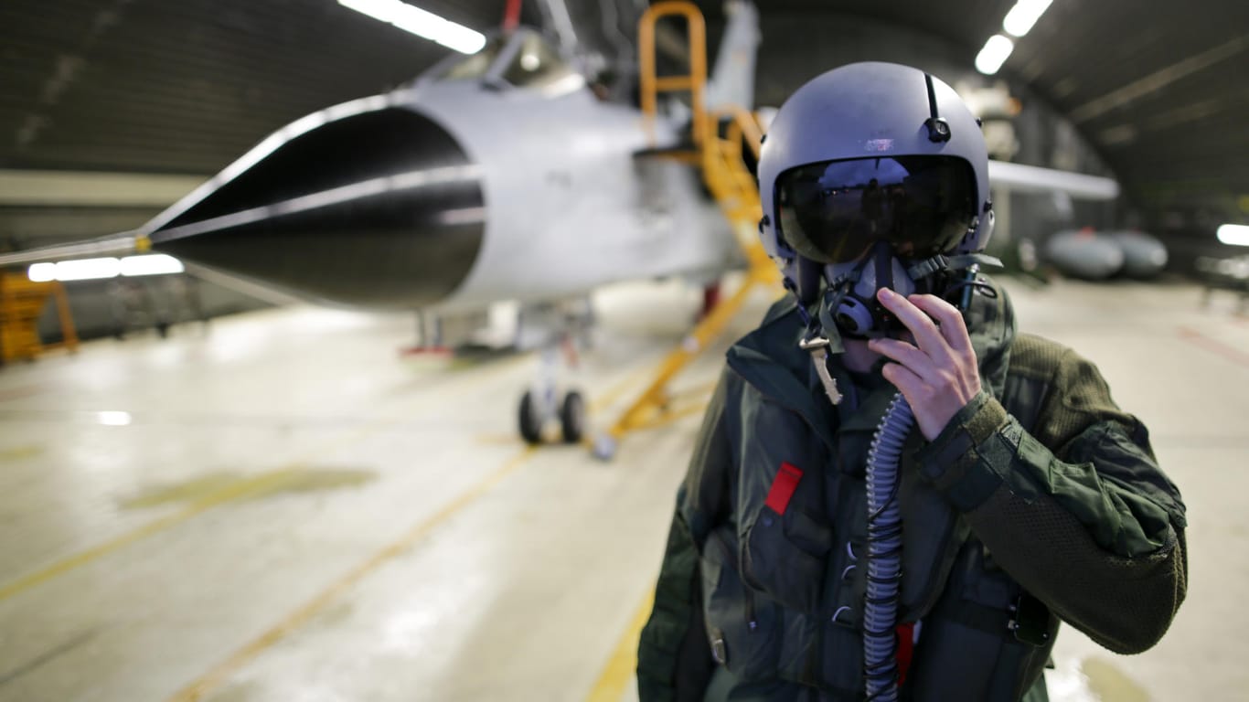 Ein Offizier der Bundeswehr vor einem Tornado-Aufklärungsflugzeug: Materialprobleme sind nicht der Grund, warum sich die Bundeswehr nicht am Militärschlag in Syrien beteiligt hat.