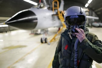 Ein Offizier der Bundeswehr vor einem Tornado-Aufklärungsflugzeug: Materialprobleme sind nicht der Grund, warum sich die Bundeswehr nicht am Militärschlag in Syrien beteiligt hat.