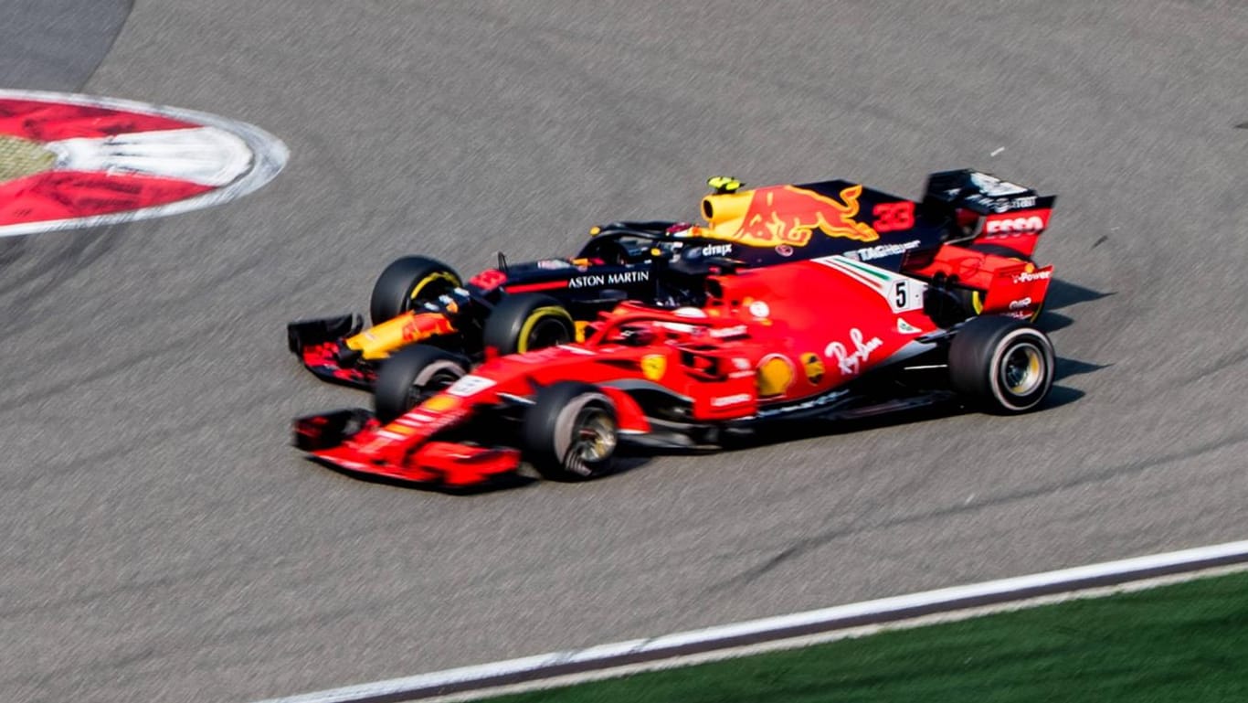 Verstappen (h.) und Vettel kollidieren: Der Red-Bull-Pilot gab seinen Fehler zu.