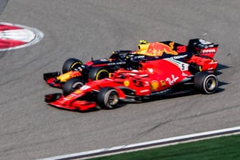 Verstappen (h.) und Vettel kollidieren: Der Red-Bull-Pilot gab seinen Fehler zu.