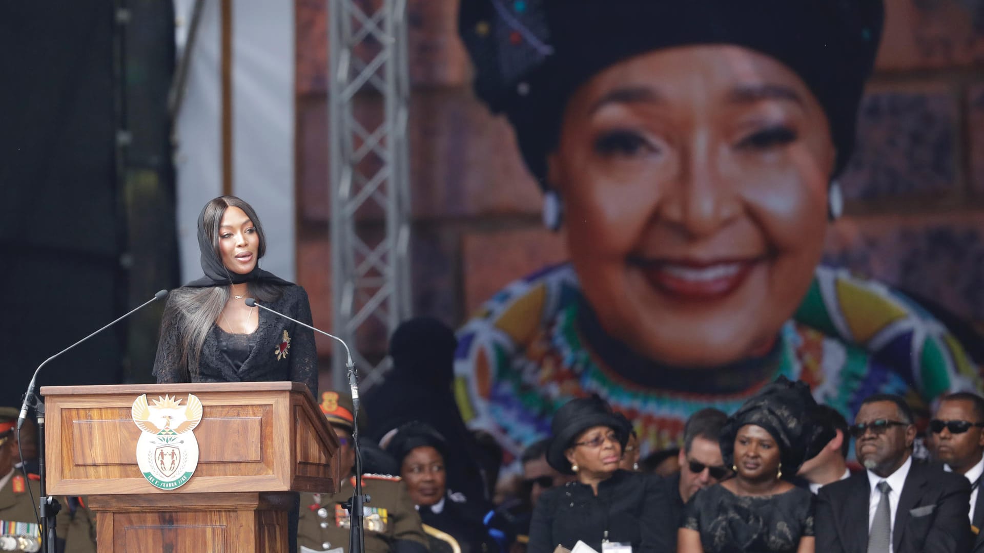 "Sie hatte die Augen und Ohren der Welt in jenen dunklen Tagen": Bei der Trauerfeier für Winnie Mandela im Stadion von Soweto sprach auch das britische Model Naomi Campbell. "Sie hatte die Augen und Ohren der Welt in jenen dunklen Tagen": Bei der Trauerfeier für Winnie Mandela im Stadion von Soweto sprach auch das britische Model Naomi Campbell.