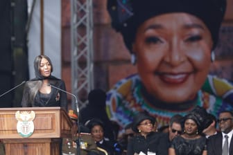 "Sie hatte die Augen und Ohren der Welt in jenen dunklen Tagen": Bei der Trauerfeier für Winnie Mandela im Stadion von Soweto sprach auch das britische Model Naomi Campbell.