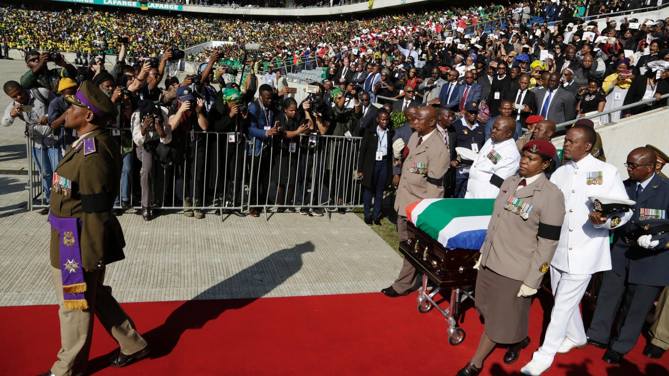 Der Sarg mit Winnie Mandela bei der Ankunft im Stadion von Soweto: Das 37.500 Menschen fassende Orlando-Stadion war bis auf den letzten Platz besetzt.