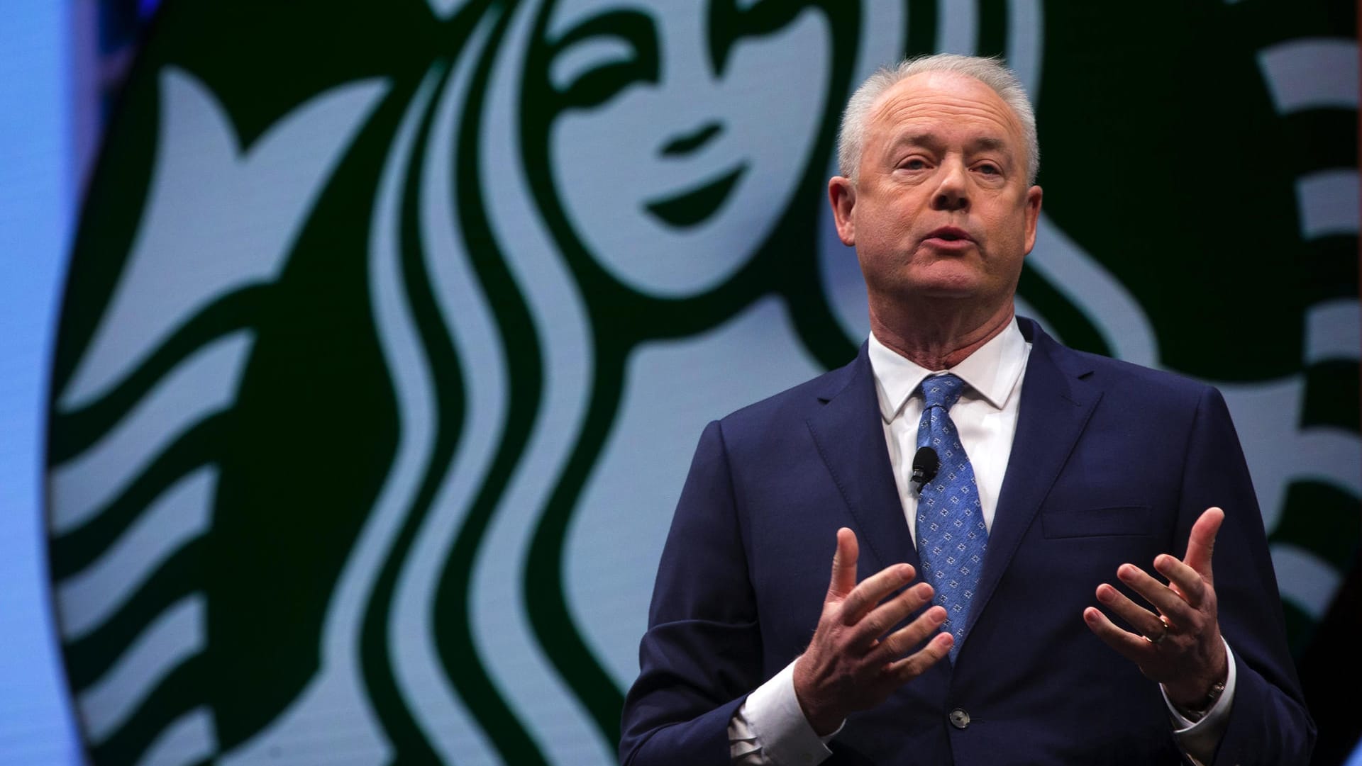 "Es fällt schwer, sich das von Kunden aufgenommene Video anzuschauen": Starbucks-Chef Kevin Johnson hat sich persönlich bei den Männern entschuldigt. "Es fällt schwer, sich das von Kunden aufgenommene Video anzuschauen": Starbucks-Chef Kevin Johnson hat sich persönlich bei den Männern entschuldigt.