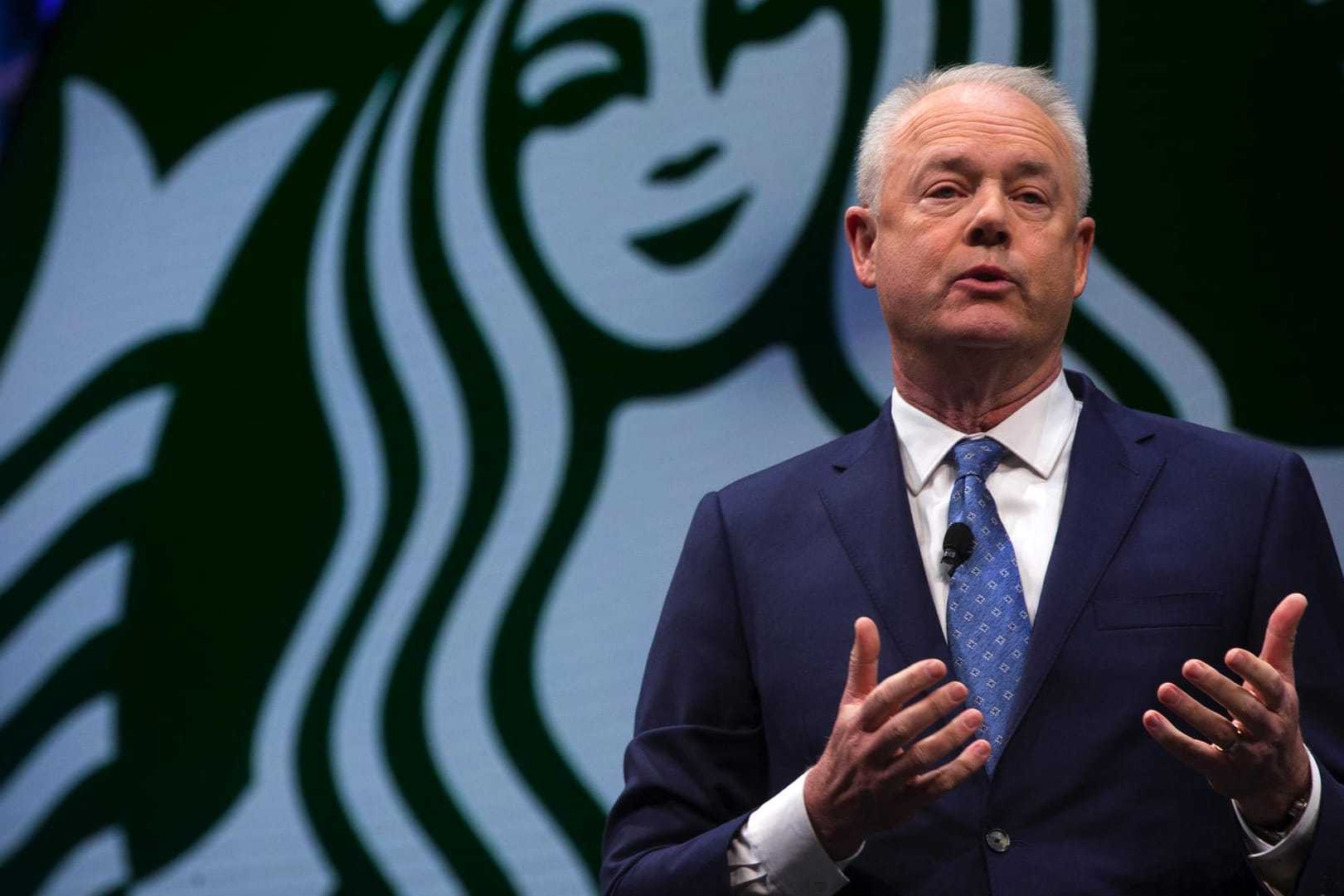 "Es fällt schwer, sich das von Kunden aufgenommene Video anzuschauen": Starbucks-Chef Kevin Johnson hat sich persönlich bei den Männern entschuldigt.
