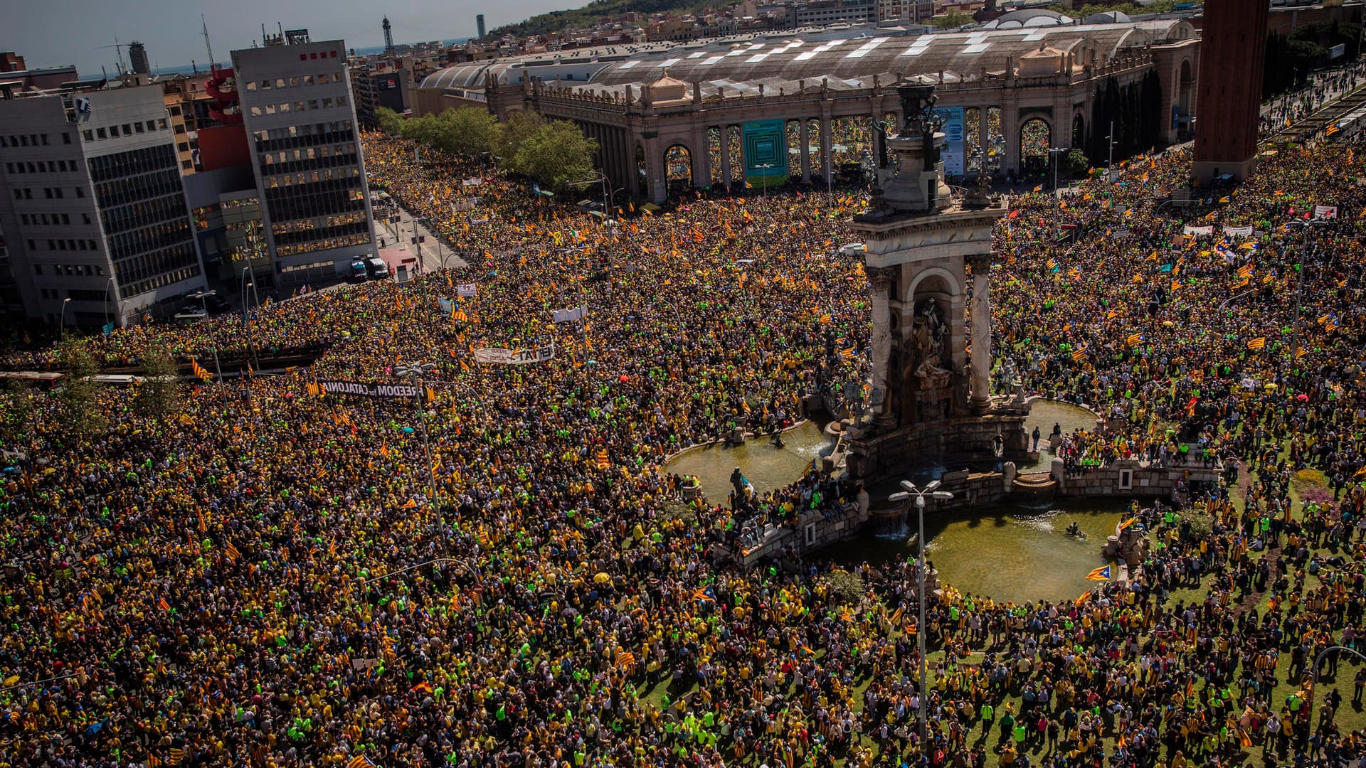 Massendemo in Barcelona: Inzwischen sitzen insgesamt neun Separatisten in Untersuchungshaft, sieben weitere sind im Exil. Massendemo in Barcelona: Inzwischen sitzen insgesamt neun Separatisten in Untersuchungshaft, sieben weitere sind im Exil.