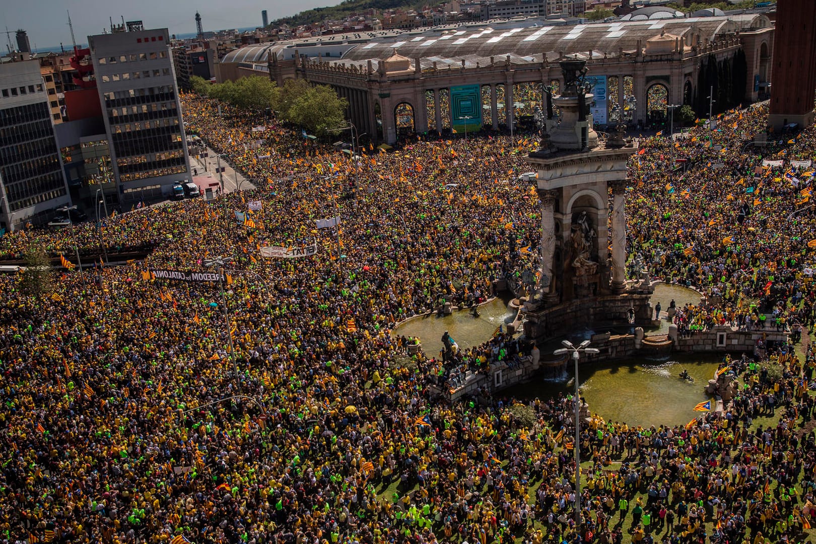 Massendemo in Barcelona: Inzwischen sitzen insgesamt neun Separatisten in Untersuchungshaft, sieben weitere sind im Exil.