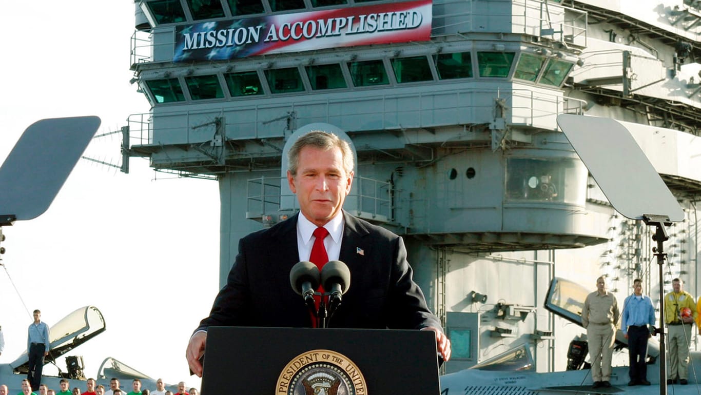 "Mission Accomplished" – Mission erfüllt: Welch fatale Fehleinsätzung, der sich George W. Bush am 2. Mai 2003 nach dem Einmarsch in Bagdad hingab.