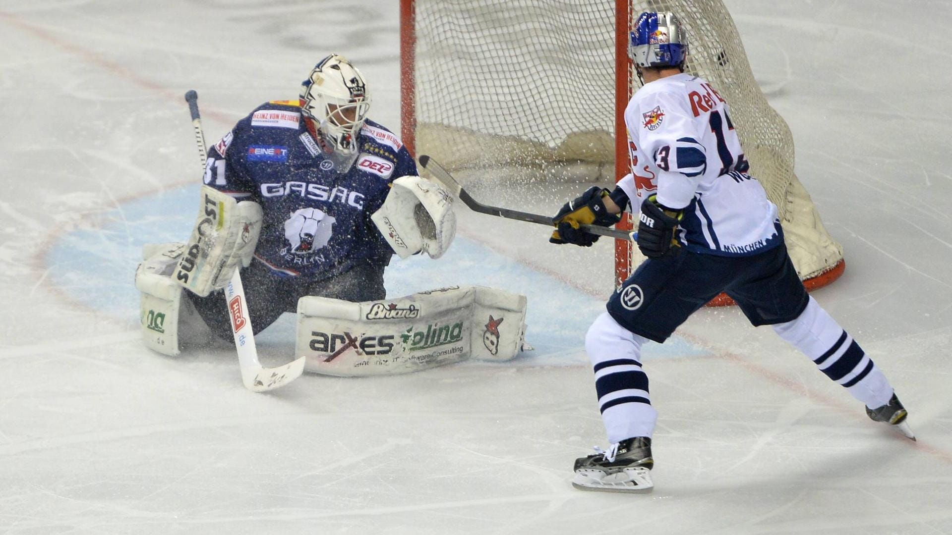 Hinten anfällig: Die Berliner Eisbären um Keeper Petri Vehanen (l.) kassierten gegen München fünf Gegentreffer.