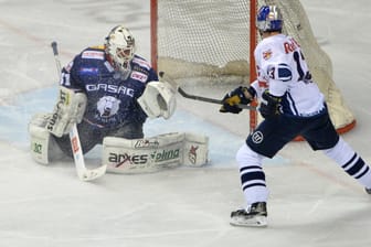 Hinten anfällig: Die Berliner Eisbären um Keeper Petri Vehanen (l.) kassierten gegen München fünf Gegentreffer.