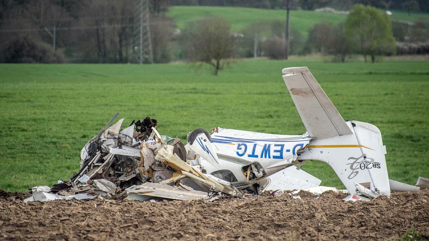 Das Wrack eines abgestürzten Kleinflugzeuges auf einem Feld bei Schwäbisch-Hall: Die beiden Flugzeuge waren im Landeanflug auf den Adolf Würth Flughafen.