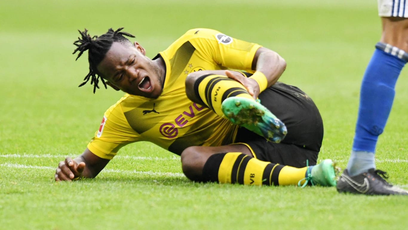 Michy Batshuayi mit schmerzverzerrtem Gesicht: Der Dortmunder Stürmer verletzte sich in der Schlussphase des Revierderbys.
