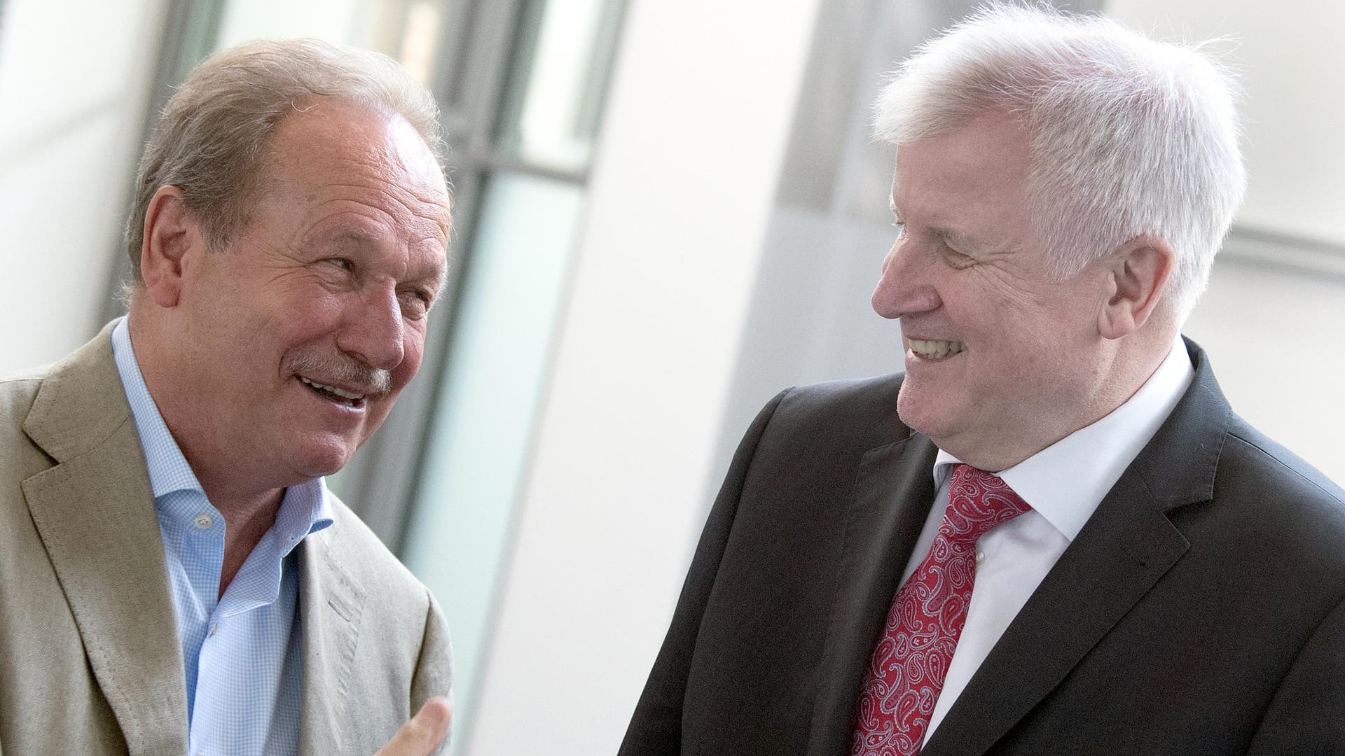 Verdi-Chef Frank Bsirske (l.) und Bundesinnenminister Horst Seehofer (CSU): Annäherungen in Einzelfragen und erste Fortschritte. Verdi-Chef Frank Bsirske (l.) und Bundesinnenminister Horst Seehofer (CSU): Annäherungen in Einzelfragen und erste Fortschritte.