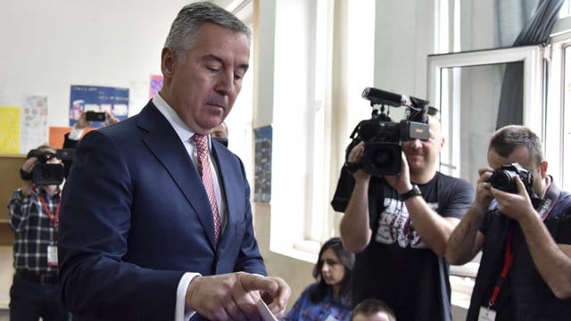 Der 56-jährige Djukanovic war mit wenigen Ausnahmen seit 1991 entweder Regierungs- oder Staatschef. Der 56-jährige Djukanovic war mit wenigen Ausnahmen seit 1991 entweder Regierungs- oder Staatschef.