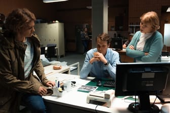 Wanda Goldwasser (Eli Wasserscheid), Felix Voss (Fabian Hinrichs) und Paula Ringelhahn (Dagmar Manzel) rätseln im Polizeipräsidium darüber, woher das Armband am Handgelenk der Toten stammen könnte.